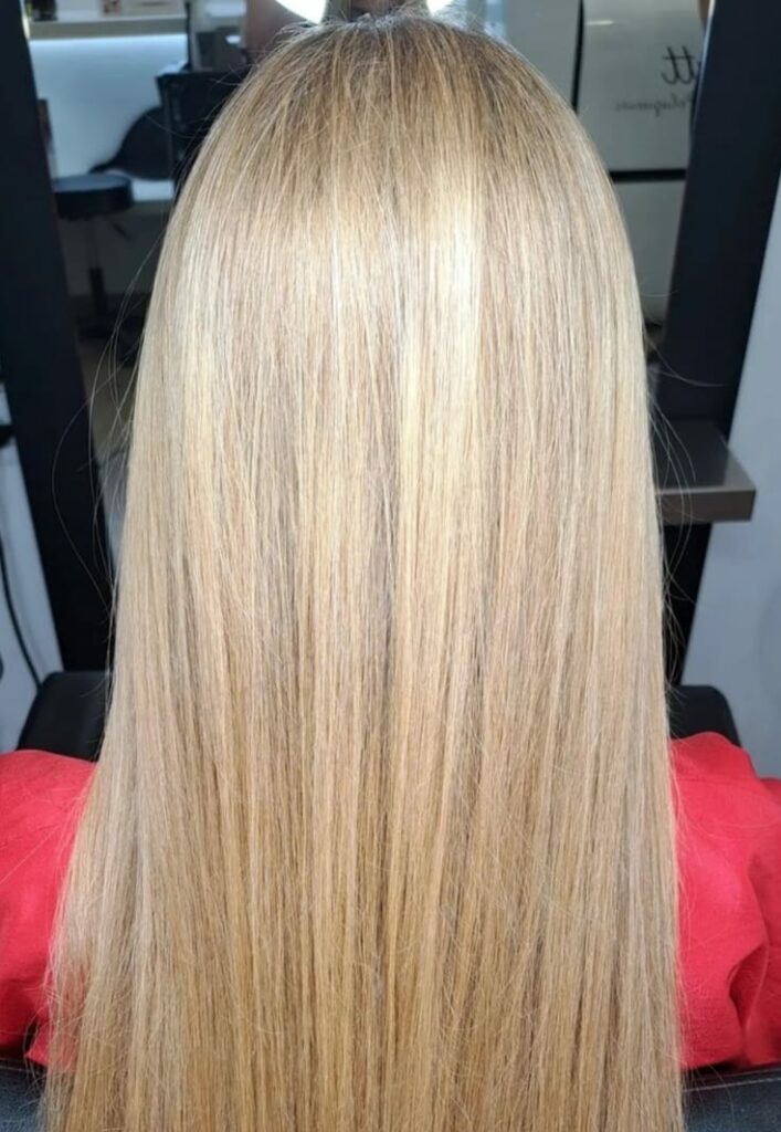 Melena rubia lisa con brillo