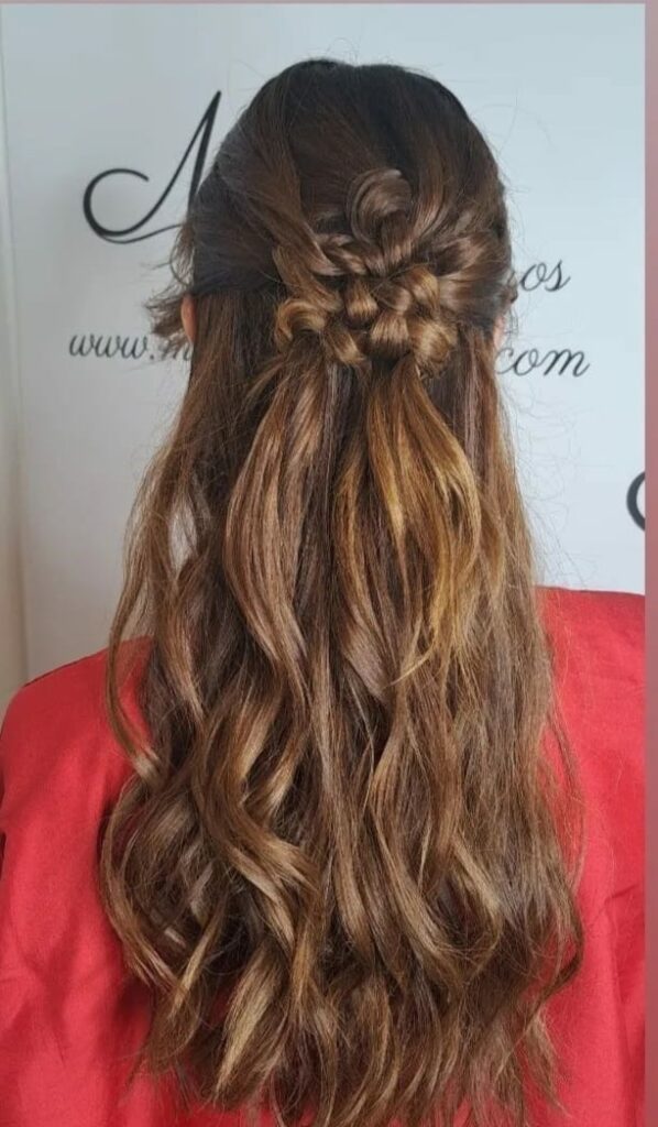 Semirecogido con trenzas y ondas en melena castaña