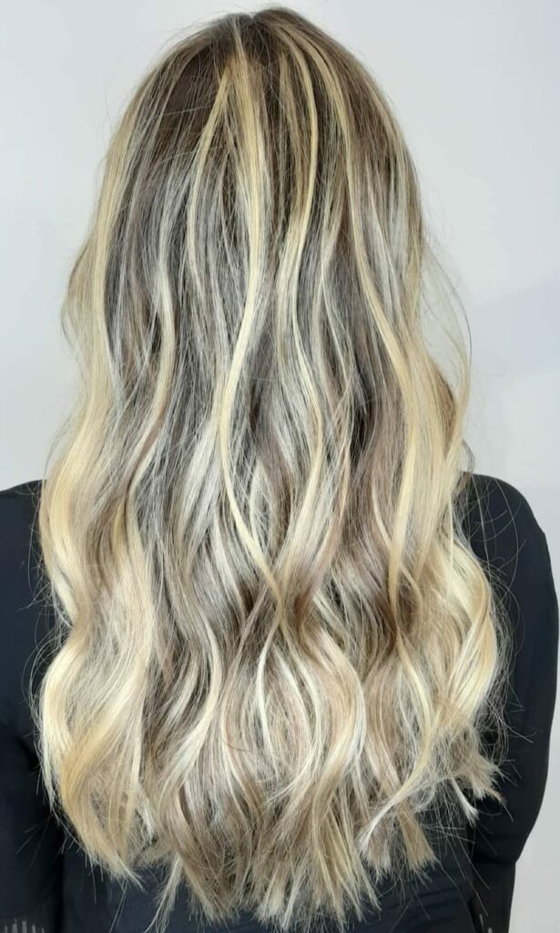 Balayage rubio con ondas en melena larga