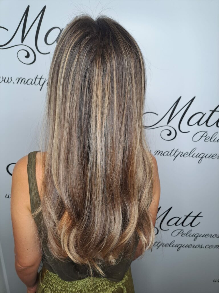 Melena larga con mechas suaves en tonos castaño claro