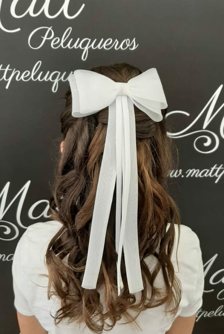Semirecogido con lazo blanco para evento