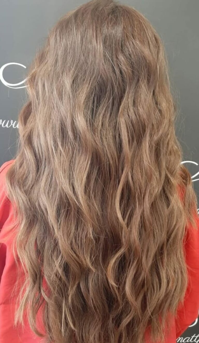 Ondas suaves en melena larga castaña