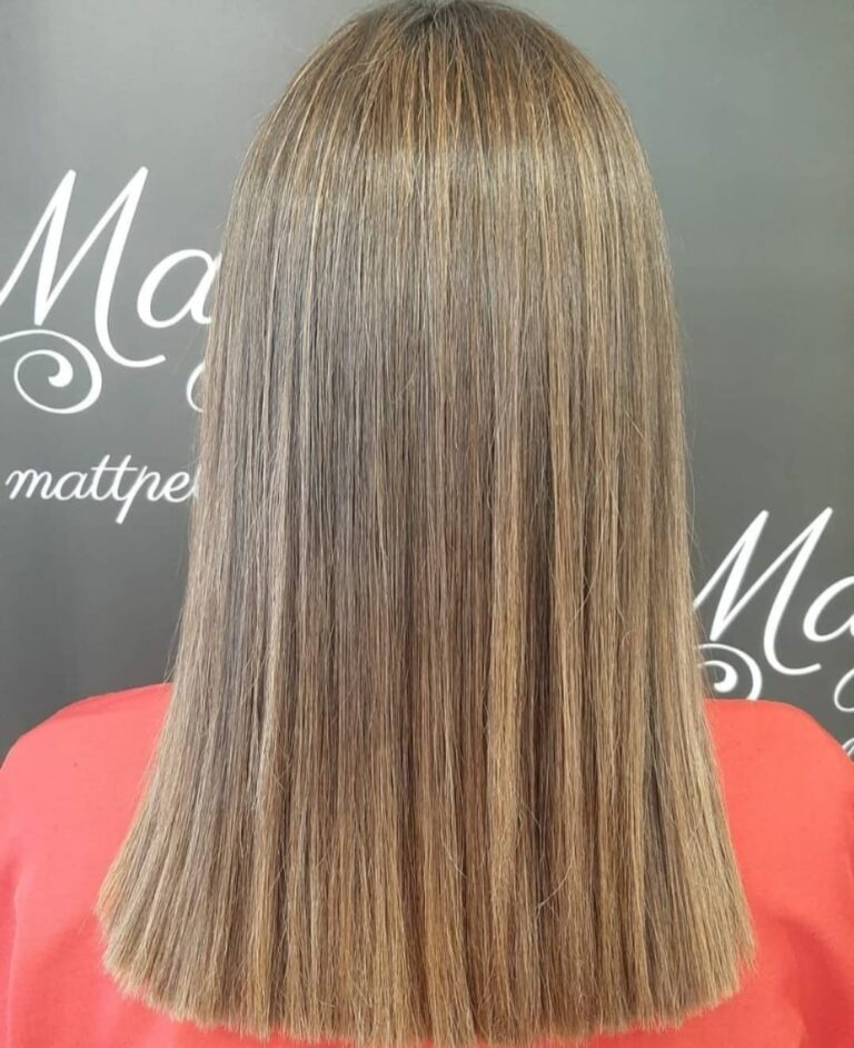 Melena larga lisa con mechas en tonos miel